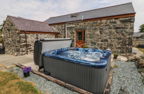Rhyd-y-clafdy Cottage | SGUBOR, pet friendly, luxury holiday cottage, with hot tub in Chwilog