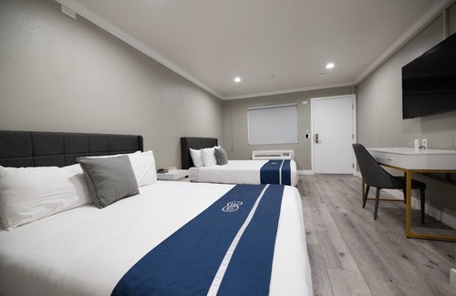 Alhambra Hotel | SGV+DTLA Omeo Suites Quadruple Room
