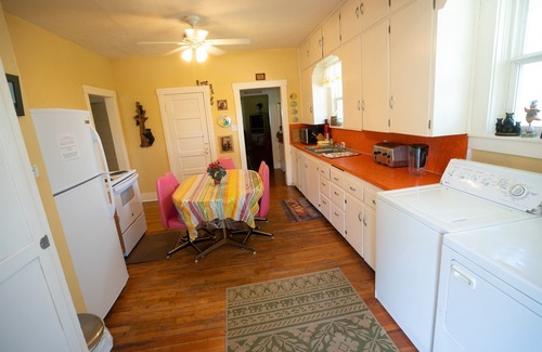 Dingle House | Shabby Chic 3 Bears Beach House with Private Beach Access