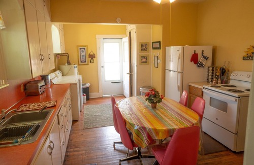 Dingle House | Shabby Chic 3 Bears Beach House with Private Beach Access