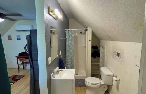 Henryetta House | Shaded historic home, family and pet friendly