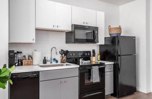 German Village Apartment | Shades of Blue Elegant Suite l Free Parking + Gym