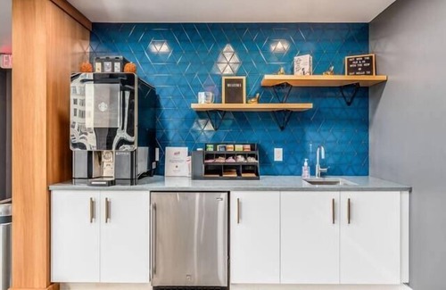 German Village Apartment | Shades of Blue Elegant Suite l Free Parking + Gym