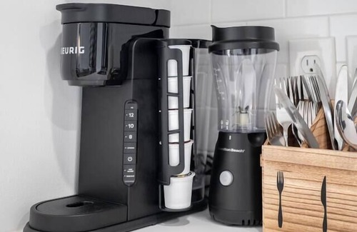 German Village Apartment | Shades of Blue Elegant Suite l Free Parking + Gym