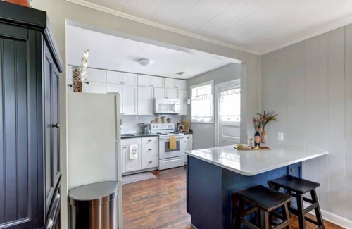 Eastside House | Shades of Blue on Park - Walk to Forsyth!