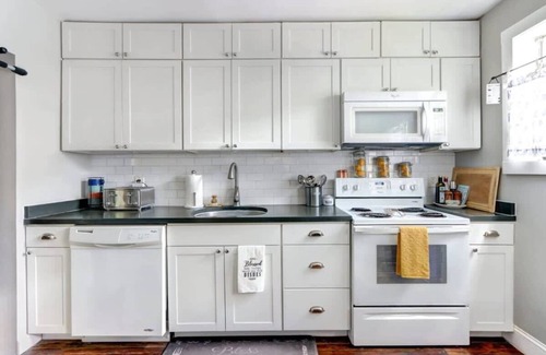 Eastside House | Shades of Blue on Park - Walk to Forsyth!