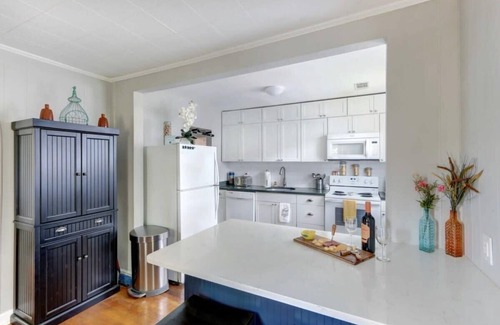 Eastside House | Shades of Blue on Park - Walk to Forsyth!