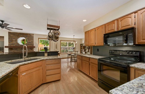 Loveland House | Shady Grove 4 King Beds, Dog Run & Outdoor Fun