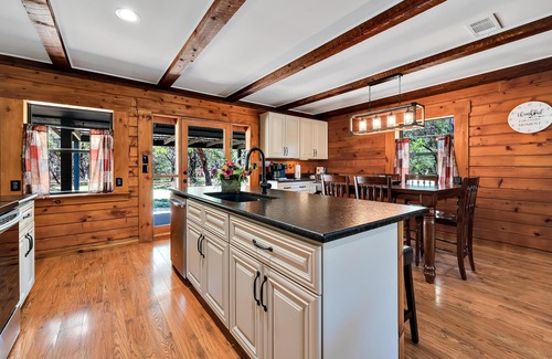 China Spring House | Shady Oaks Cabin- Waco/Magnolia/Baylor