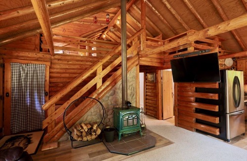 Sault Ste. Marie Cabin | Shaky Jack’s Cabin - Secluded log cabin close to lovely Sault Ste. Marie