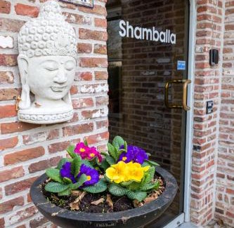 Deinze Apartment | SHAMBALLA logies nieuw en zeer verzorgd appartement met voortuin en terras