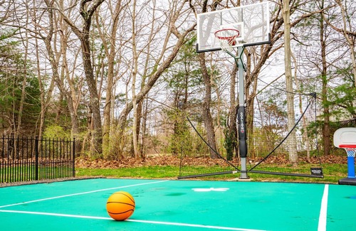 Ogunquit - Wells House | Shamrock by the Sea: Hot Tub, Arcade, Basketball