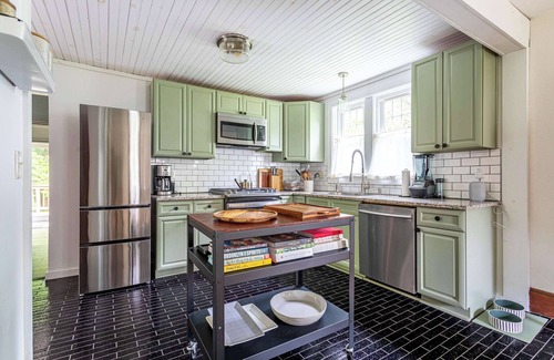 Livingston Manor House | Shandelee Brook House: Hot Tub Serenity | Peaceful Surroundings | 5 Mins to Livi