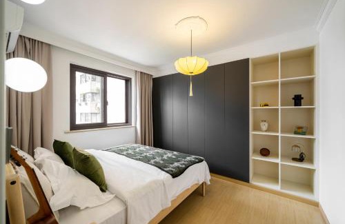 Downtown Shanghai Apartment | Shanghai Fatty Homestay - Jiafa Building near West Nanjing Road subway and People Square