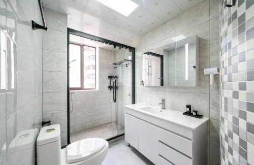 Downtown Shanghai Apartment | Shanghai Fatty Homestay - Jiafa Building near West Nanjing Road subway and People Square