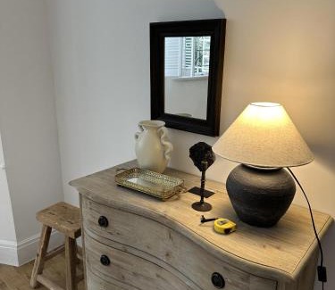 Huaihai Road Commercial Area Apartment | Shanghai Hills & Art Suite 18 - Near Line 1 & 7 Changshu Road Metro