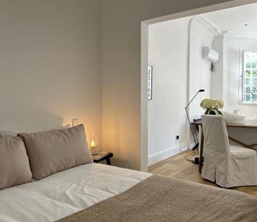 Huaihai Road Commercial Area Apartment | Shanghai Hills & Art Suite 18 - Near Line 1 & 7 Changshu Road Metro