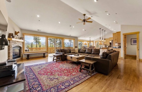 South Lake Tahoe House | Shaquinaw – Unmatched Mountain Views in Lake Tahoe