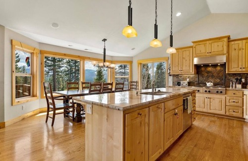 South Lake Tahoe House | Shaquinaw – Unmatched Mountain Views in Lake Tahoe