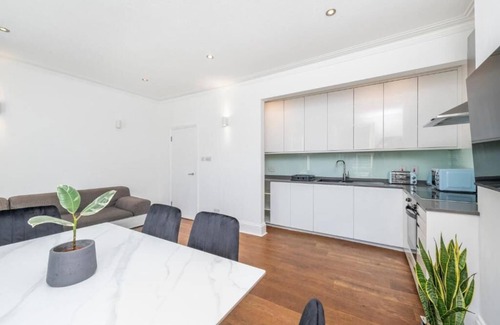Elephant and Castle Apartment | Shard View on Patio! 4 BedRoom Premium Flat in Cen