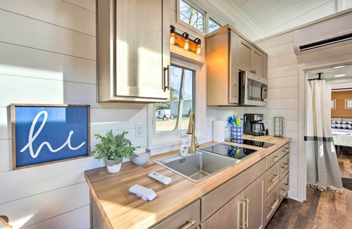 Lone Star Cottage | Shared Dock & Lake Access: Daingerfield Tiny Home