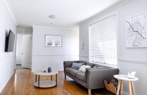 Orange House | Sharp Road - Comfy & Cosy, near Hospital and Cadia