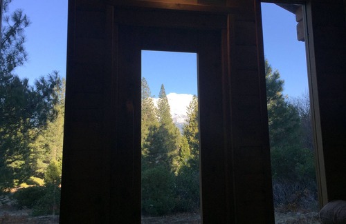 Weed House | Shasta Retreat on 35 Acres, Panoramic Mountain Views, Hot tub, Sauna, Starlink