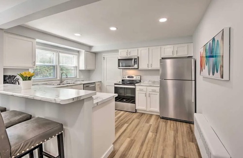 Sheboygan Apartment | Sheboygan Getaway w/Yard: 1 Mi to Lake Michigan
