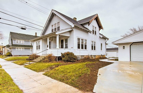 Sheboygan Apartment | Sheboygan Studio Retreat w/ Fireplace!