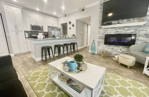 Seminole Condo | SHEEK & GLAM VACATION BEACH CONDO!🌞 HEATED POOL,GYM, TENNIS, 1st FLOOR CONDO