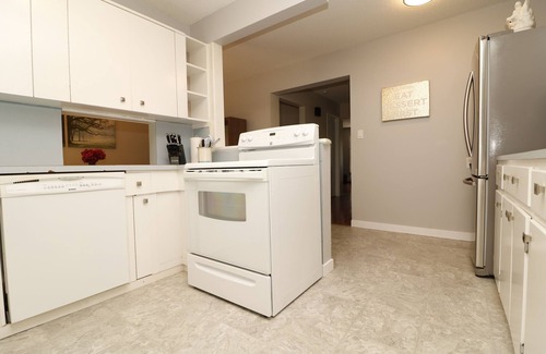 Southwest Calgary House | Sheer Perfection by MRU & RGH, 7 min to Downtown! BL#247080