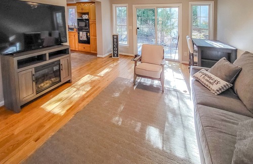 Luray House | Shenandoah NP 3BR Modern Retreat, Mins to Caverns