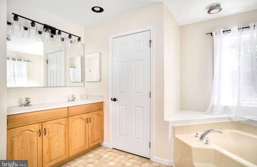 Luray House | Shenandoah NP 3BR Modern Retreat, Mins to Caverns