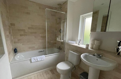 Knowle Sands House | Shenley House with Garden, Free Parking & Smart TV with Netflix by Yoko Property