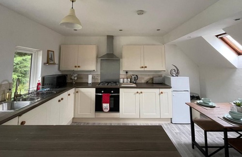 Knowle Sands House | Shenley House with Garden, Free Parking & Smart TV with Netflix by Yoko Property