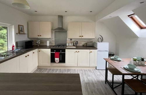 Knowle Sands House | Shenley House with Garden, Free Parking & Smart TV with Netflix by Yoko Property