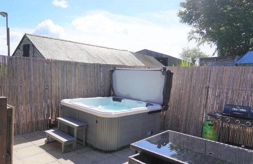 Llanfyllin House | Shepherd's Watch Cottage - 5* Cyfie Farm with private hot tub