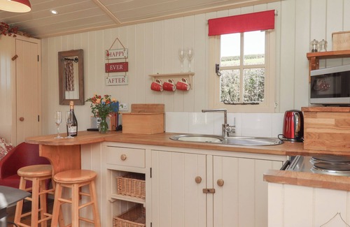 Kennerleigh Cottage | SHEPHERDS BLISS, romantic, with hot tub in Cheriton Fitzpaine