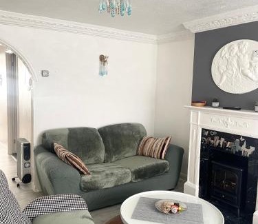 Chadwell Apartment | Shepherds House - Spacious 4 bedroom