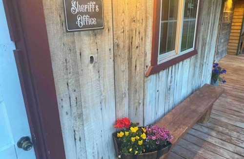 Idaho Falls Apartment | Sheriff's Office Cabin At Mountain River Ranch
