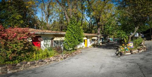 Eureka Springs Hotel | Sherwood Court Cottages & Guest Rooms