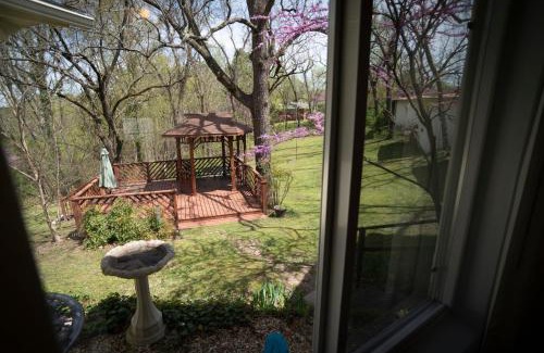 Eureka Springs Hotel | Sherwood Court Cottages & Guest Rooms
