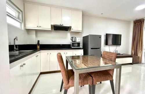 Malabanias Apartment | Sheryll Escapes - 314 La Grande Studio, Comfy studio with hotel amenities!