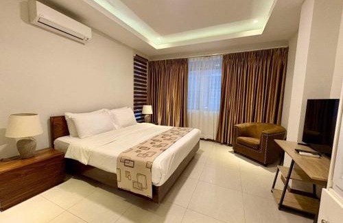 Malabanias Apartment | Sheryll Escapes - La Grande Poolside 1 BR with Bathtub, WiFi & Netflix