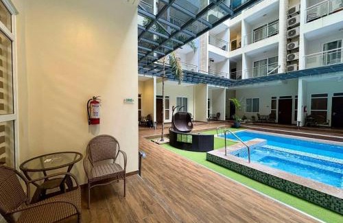 Malabanias Apartment | Sheryll Escapes - La Grande Poolside 1 BR with Bathtub, WiFi & Netflix