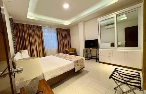 Malabanias Apartment | Sheryll Escapes - La Grande Poolside 1 BR with Bathtub, WiFi & Netflix