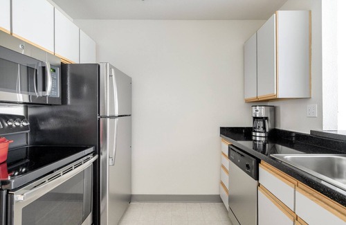 South Beach Apartment | Shimmering South Beach Studio w/3 Pools, 2mins to Muni by Blueground