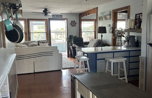 Edisto Island House | SHIP HAPPENS 5BR HOUSE WITH OCEAN VIEW GOLF CART AVAIL, VOLLEYBALL 3 OUTDOOR TVS