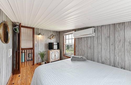 Sealevel House | Shipwrecked Shack Waterfront House Boat on Land