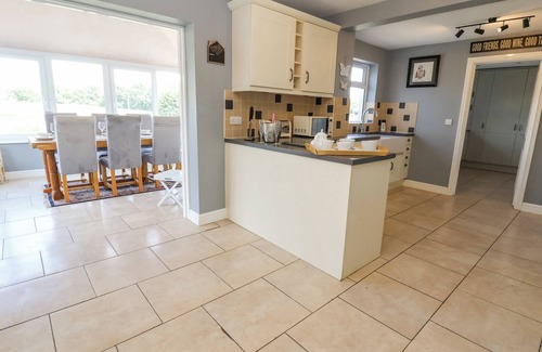 Shrewsbury House | SHIRE COTTAGE, pet friendly, with hot tub in Hanwood